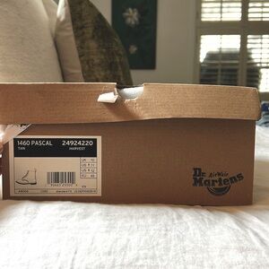 Never worn men’s Dr. Martens size 11